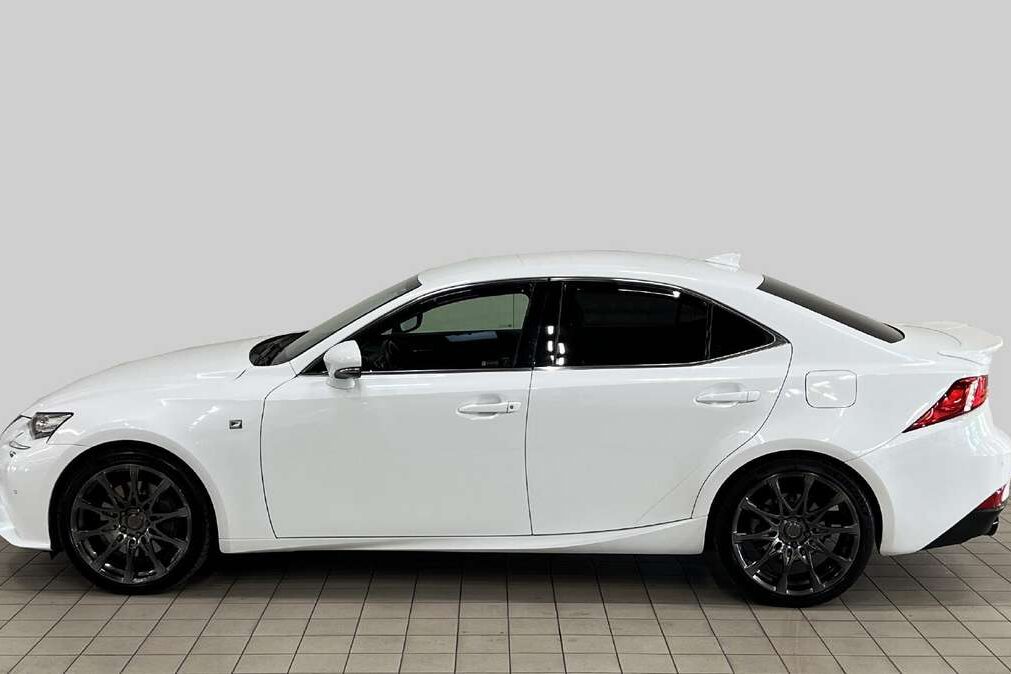 Lexus IS 200 – pagrindinė informacija ir techniniai duomenys