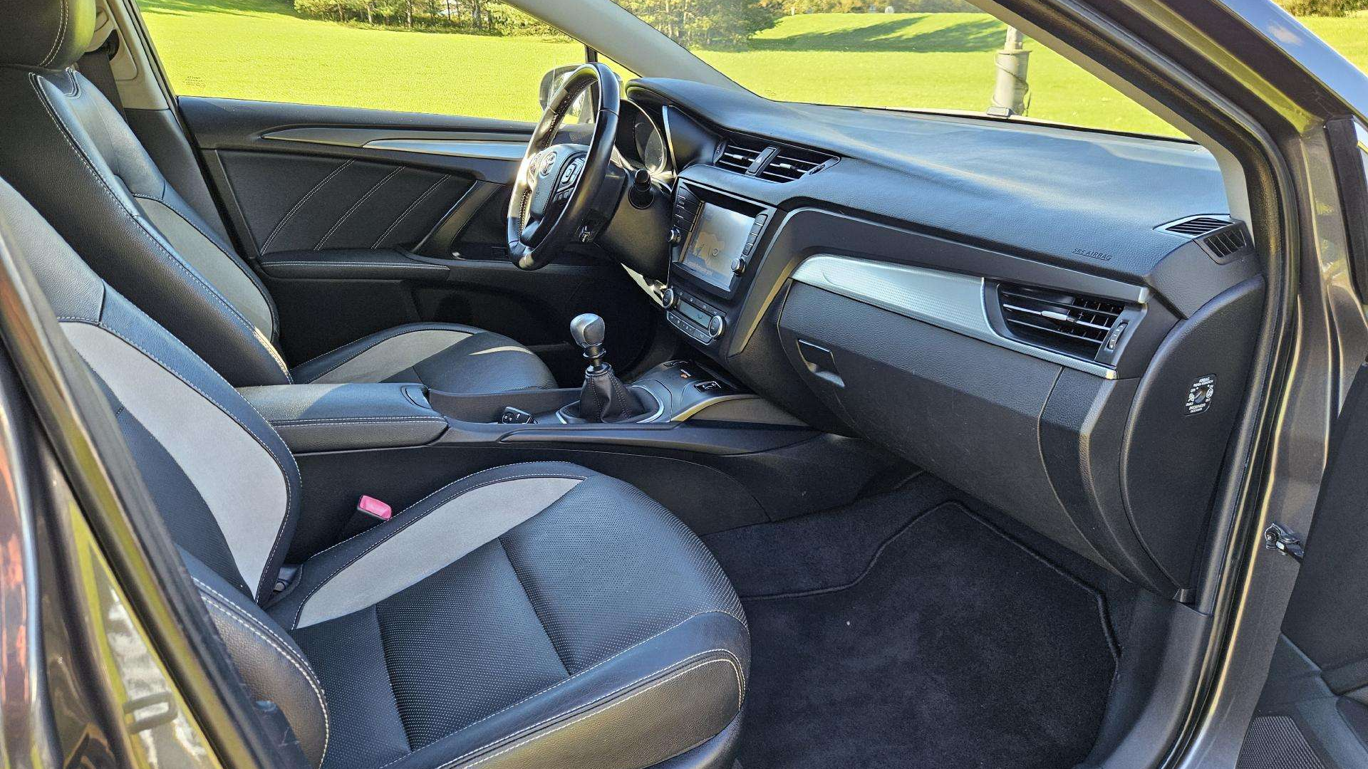 Toyota Avensis 2015 Apžvalga: Atsiliepimai, ligos, kuro sąnaudos