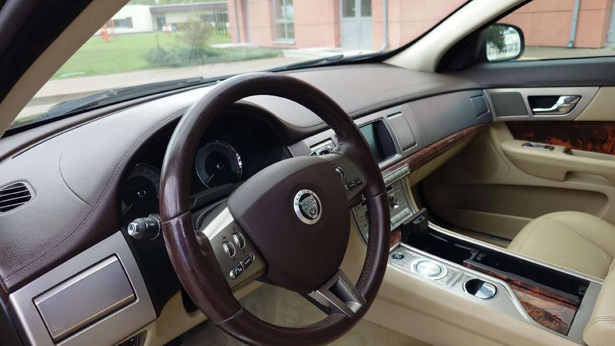 Kam tinka Jaguar XF 2.7 ir kuo jis skiriasi nuo kitų versijų