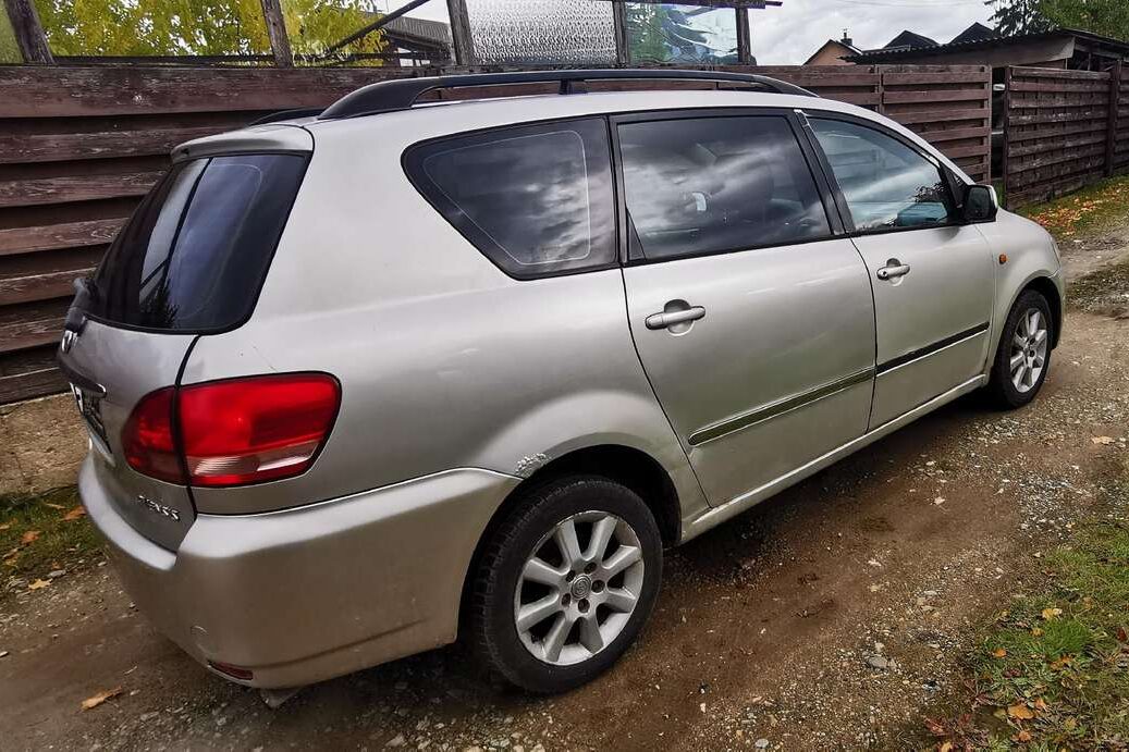 Toyota Avensis Verso modelio apžvalga