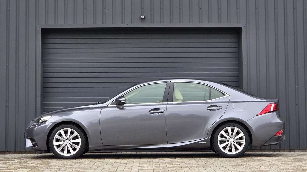 Kas yra Lexus IS 300h?
