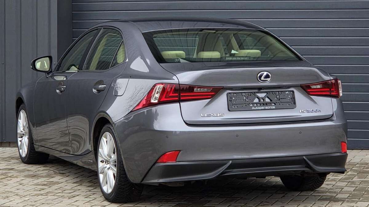 Variklis ir pavarų dėžė: kaip veikia Lexus IS 300h hibridinė sistema