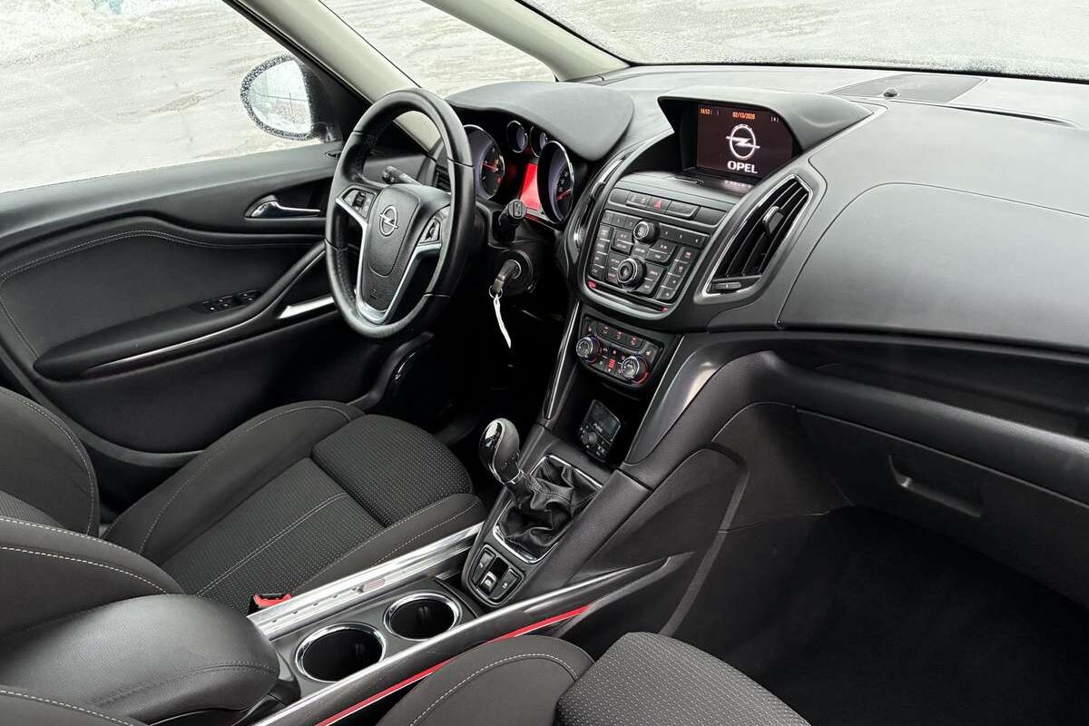 Variklis ir pavarų dėžė (Opel Zafira Tourer)