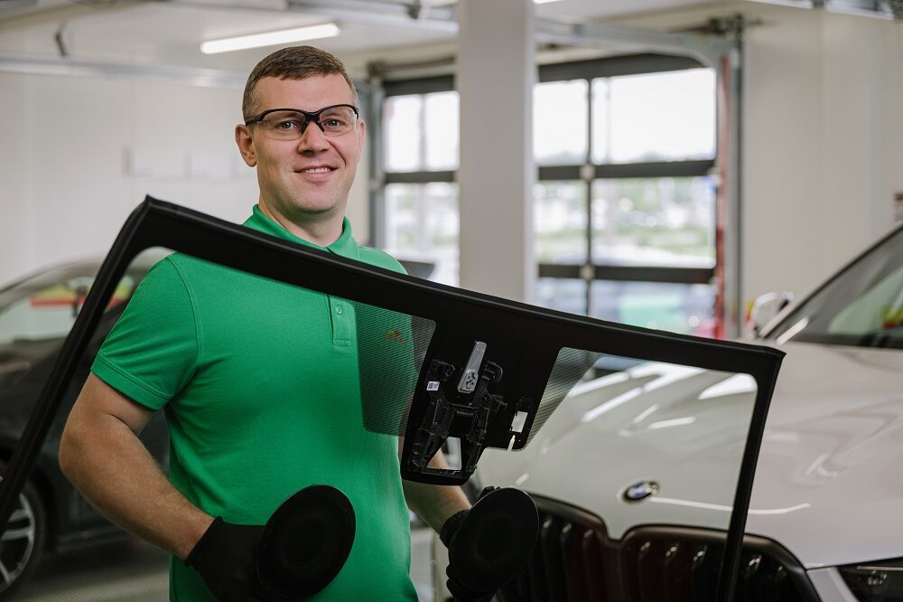 Ką svarbu žinoti renkantis naują automobilio stiklą?