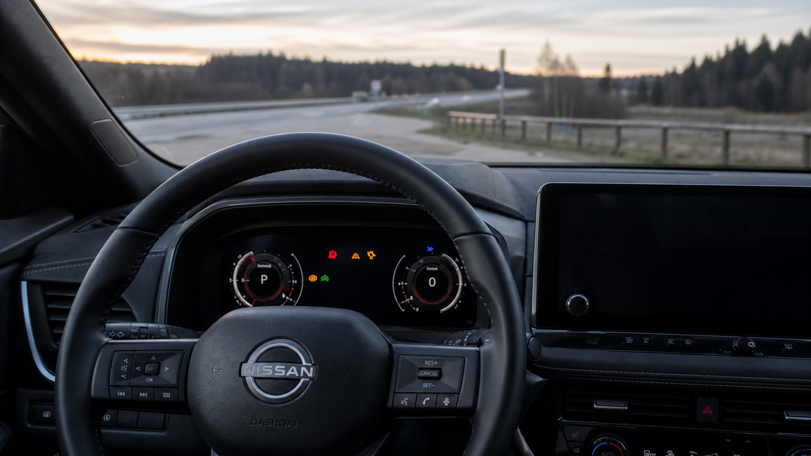 Nissan Qashqai vairas ir prietaisų skydelis su spalvotais perspėjimo simboliais