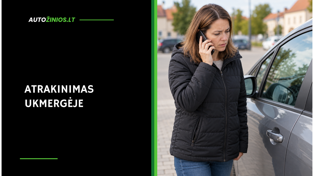 Vairuotoja prie uždarytų pilko automobilio durų telefonu kviečia pagalbą